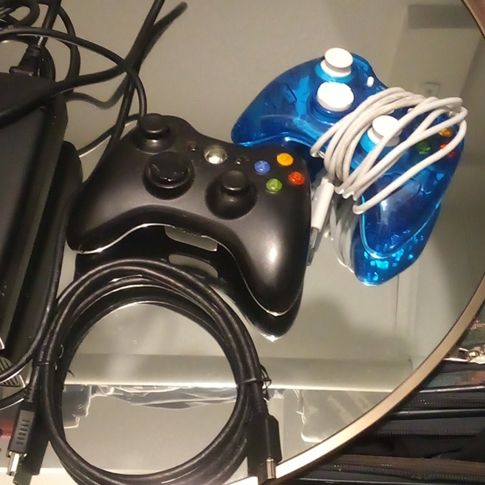 Xbox 360 - Picture 2 of 2